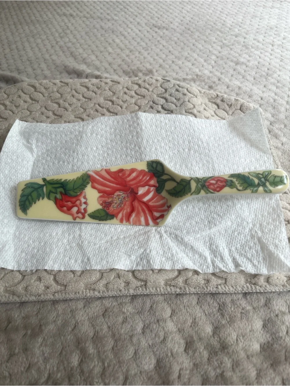 Andrea By Sadek Hummingbird Collection Ceramic Floral Hibiscus 10” Cake Server